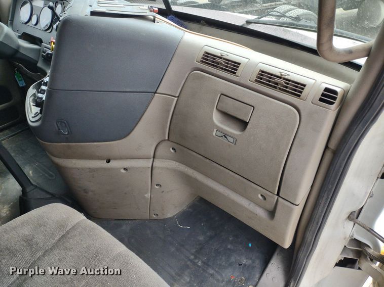 image for item DQ1688 2015 Freightliner Cascadia  semi truck