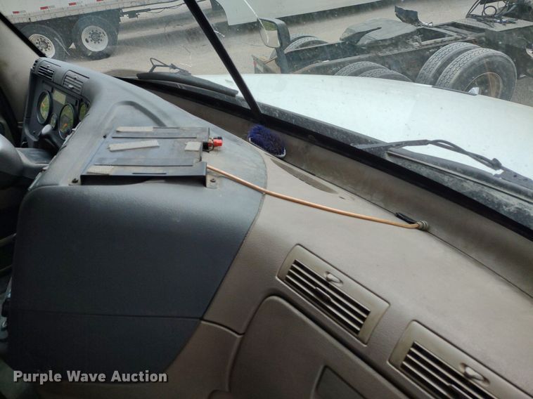 image for item DQ1688 2015 Freightliner Cascadia  semi truck