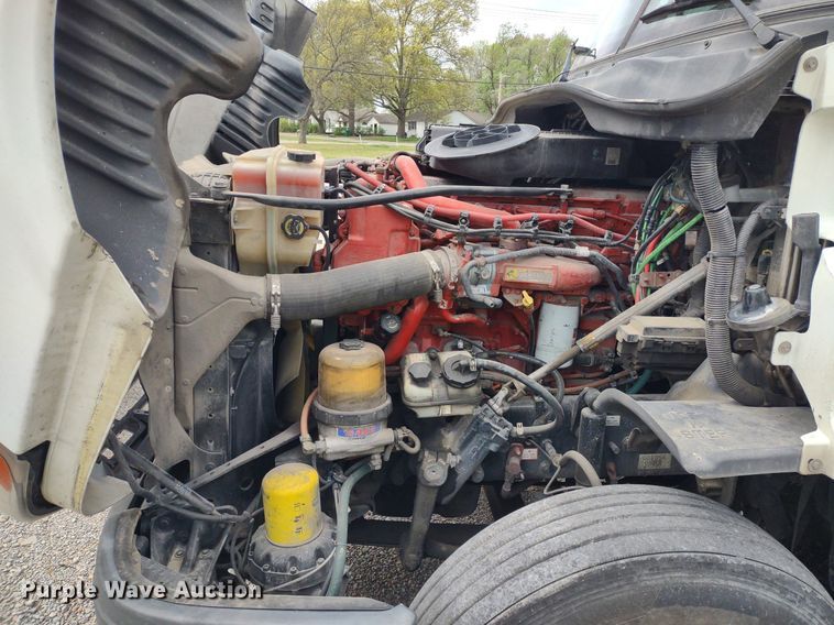 image for item DQ1688 2015 Freightliner Cascadia  semi truck