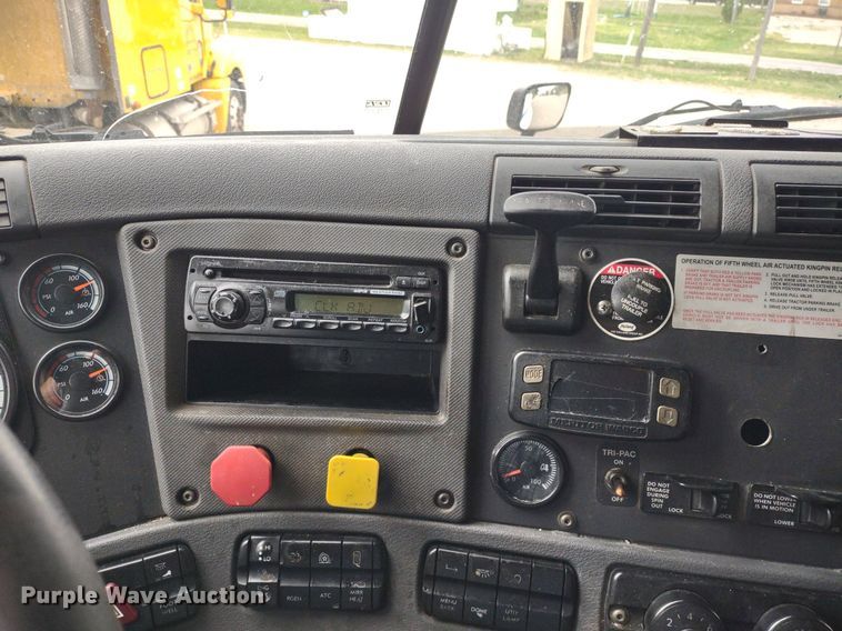 image for item DQ1688 2015 Freightliner Cascadia  semi truck