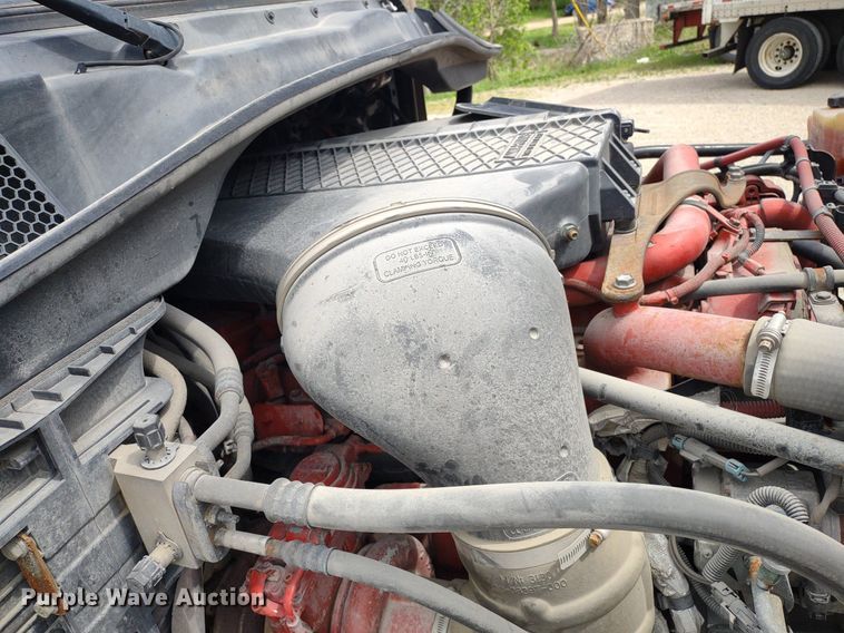 image for item DQ1688 2015 Freightliner Cascadia  semi truck