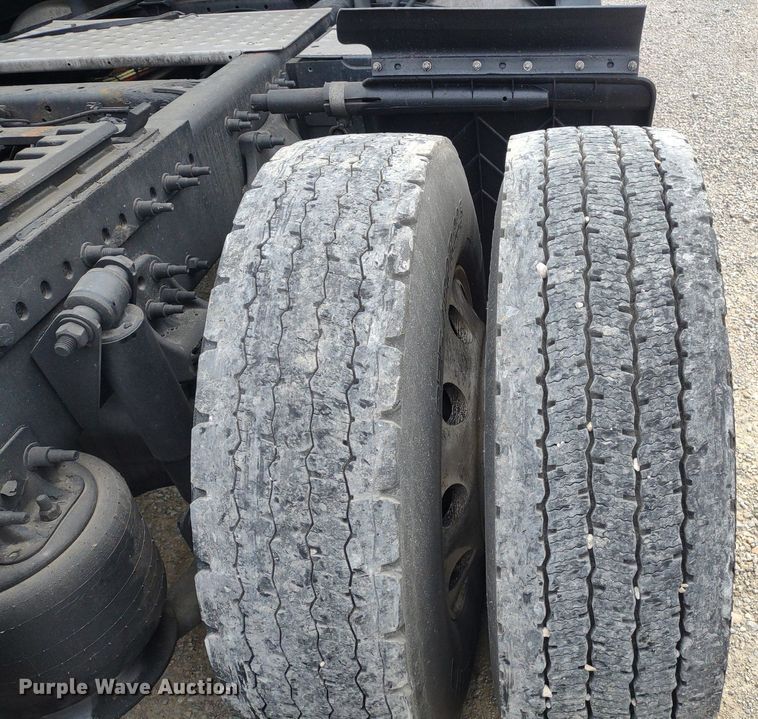 image for item DQ1688 2015 Freightliner Cascadia  semi truck