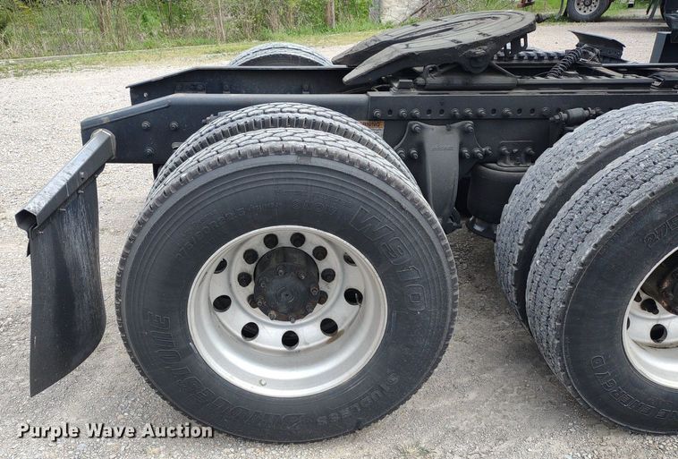 image for item DQ1688 2015 Freightliner Cascadia  semi truck