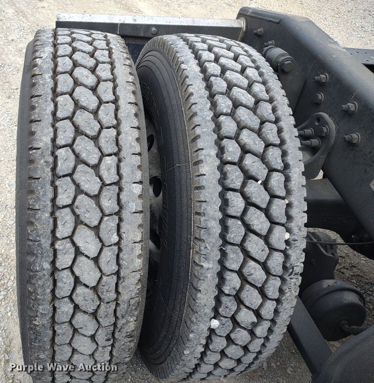 image for item DQ1688 2015 Freightliner Cascadia  semi truck