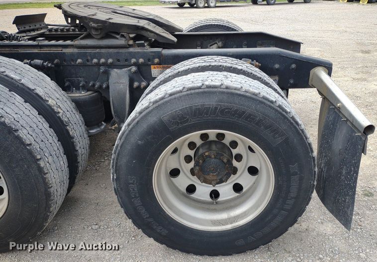 image for item DQ1688 2015 Freightliner Cascadia  semi truck