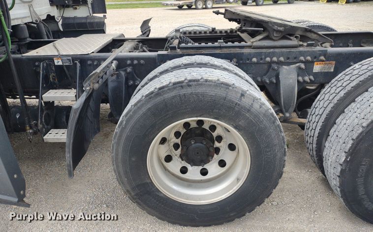 image for item DQ1688 2015 Freightliner Cascadia  semi truck