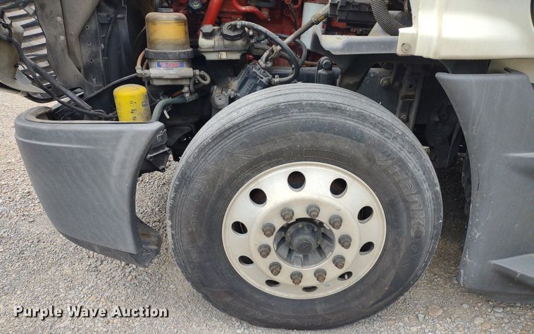 image for item DQ1688 2015 Freightliner Cascadia  semi truck