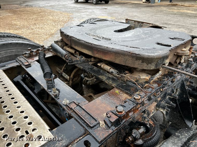 image for item DQ2031 2007 International 8600  semi truck