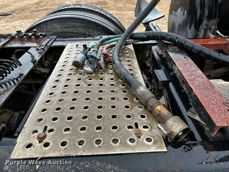 image for item DQ2031 2007 International 8600  semi truck