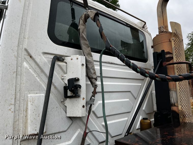 image for item DQ2031 2007 International 8600  semi truck