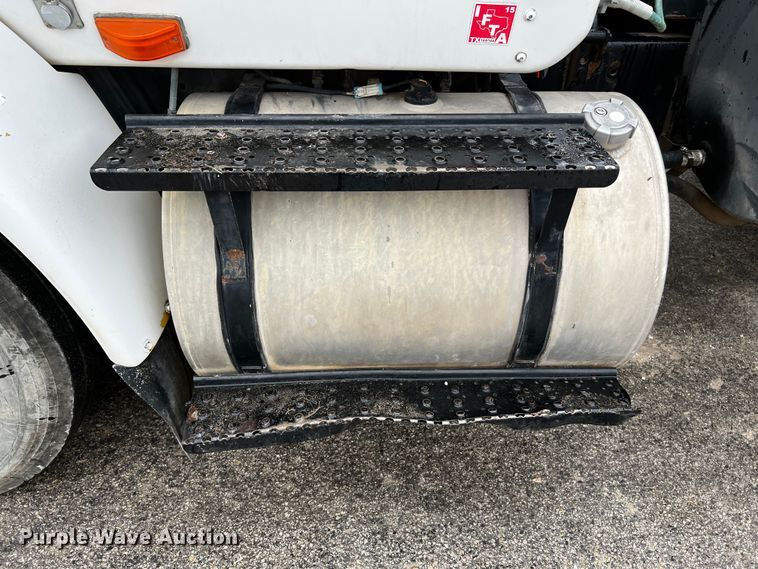 image for item DQ2031 2007 International 8600  semi truck