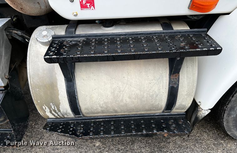 image for item DQ2031 2007 International 8600  semi truck