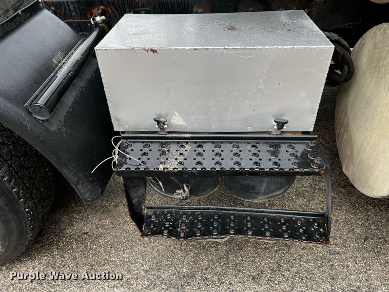 image for item DQ2031 2007 International 8600  semi truck