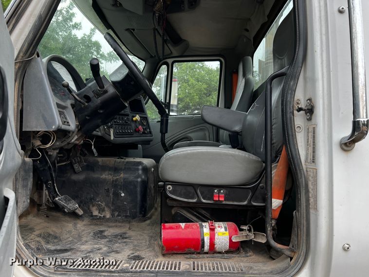 image for item DQ2031 2007 International 8600  semi truck