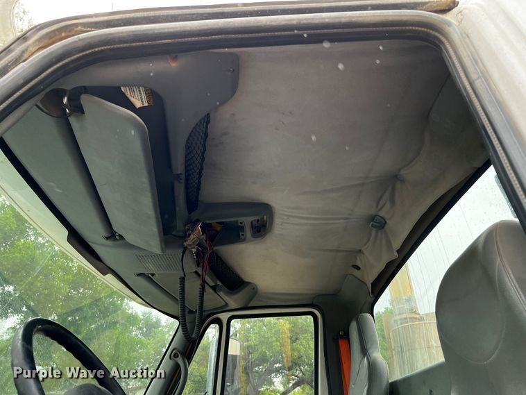 image for item DQ2031 2007 International 8600  semi truck