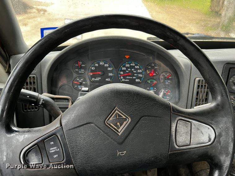 image for item DQ2031 2007 International 8600  semi truck