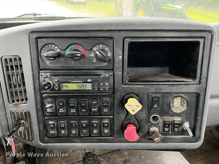 image for item DQ2031 2007 International 8600  semi truck