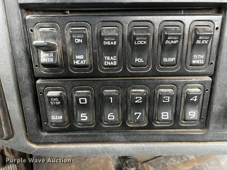 image for item DQ2031 2007 International 8600  semi truck