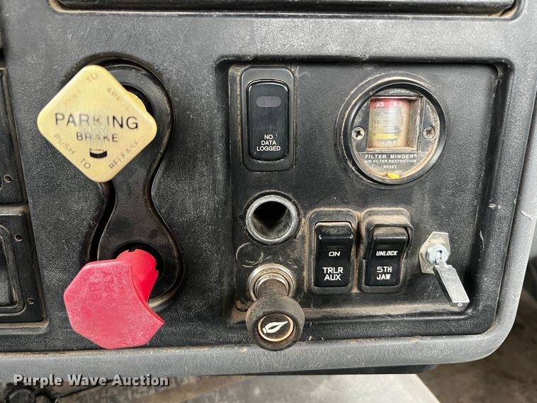 image for item DQ2031 2007 International 8600  semi truck