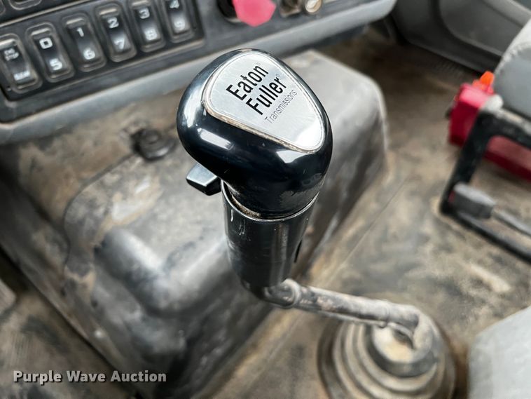 image for item DQ2031 2007 International 8600  semi truck