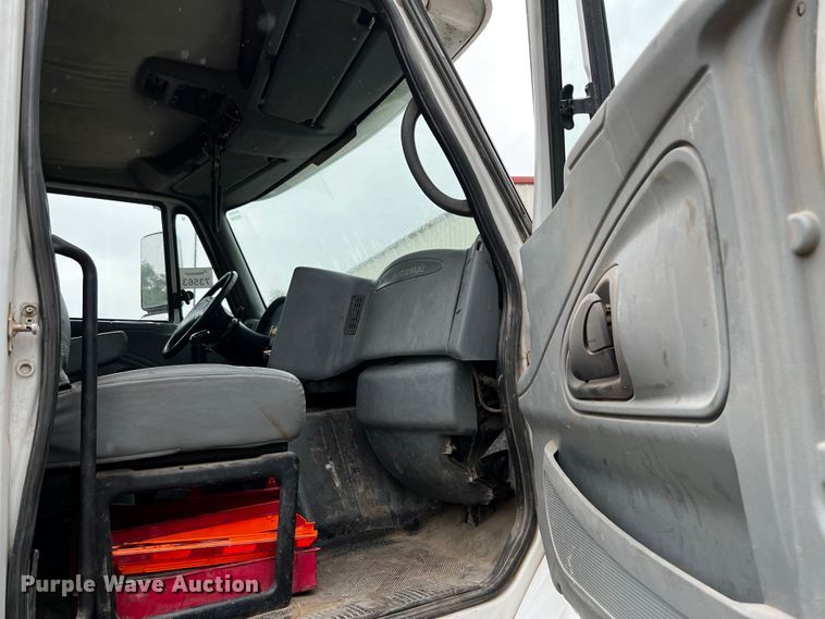 image for item DQ2031 2007 International 8600  semi truck