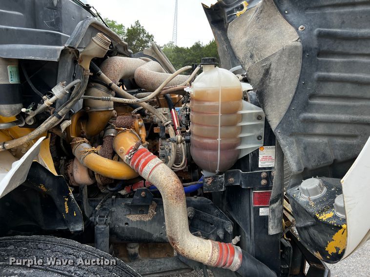 image for item DQ2031 2007 International 8600  semi truck