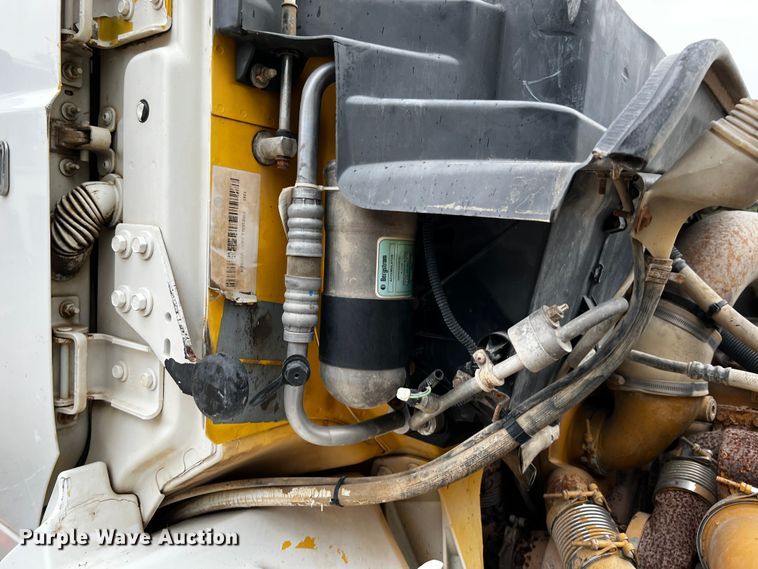 image for item DQ2031 2007 International 8600  semi truck