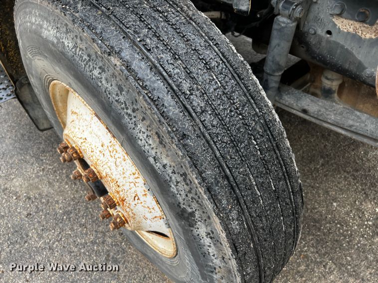 image for item DQ2031 2007 International 8600  semi truck