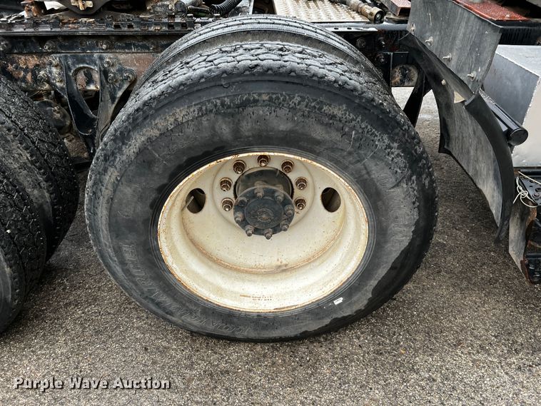 image for item DQ2031 2007 International 8600  semi truck