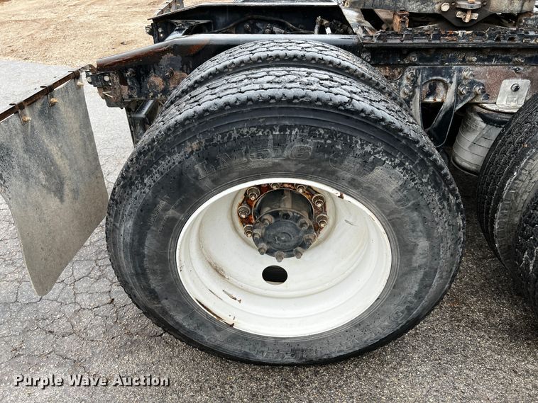 image for item DQ2031 2007 International 8600  semi truck