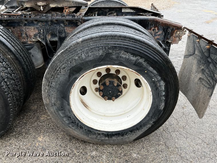 image for item DQ2031 2007 International 8600  semi truck