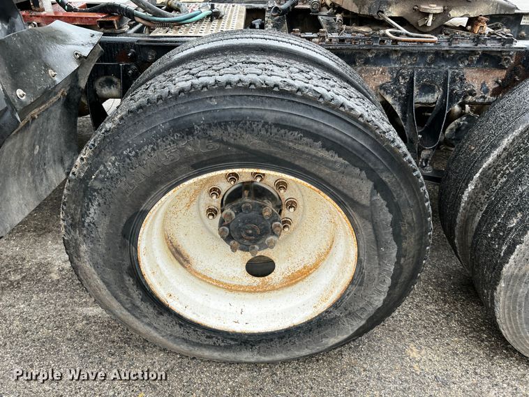 image for item DQ2031 2007 International 8600  semi truck