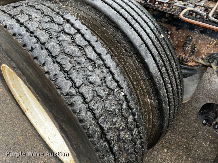 image for item DQ2031 2007 International 8600  semi truck