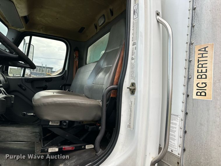 image for item DR5233 2006 Freightliner Business Class M2 106  box truck