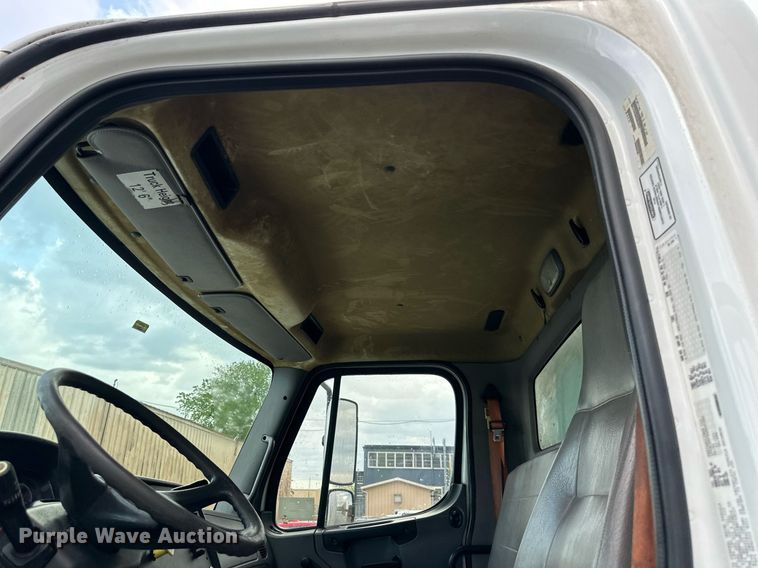 image for item DR5233 2006 Freightliner Business Class M2 106  box truck