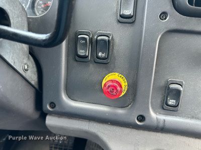 image for item DR5233 2006 Freightliner Business Class M2 106  box truck