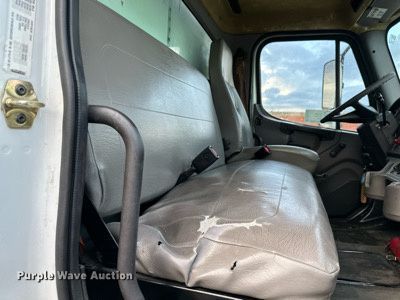 image for item DR5233 2006 Freightliner Business Class M2 106  box truck