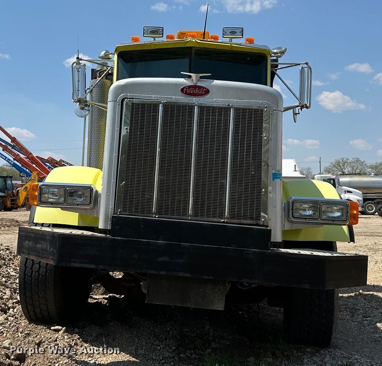 image for item DR5235 2003 Peterbilt 357  dump truck