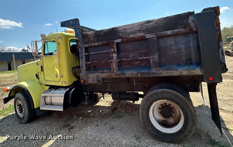image for item DR5235 2003 Peterbilt 357  dump truck