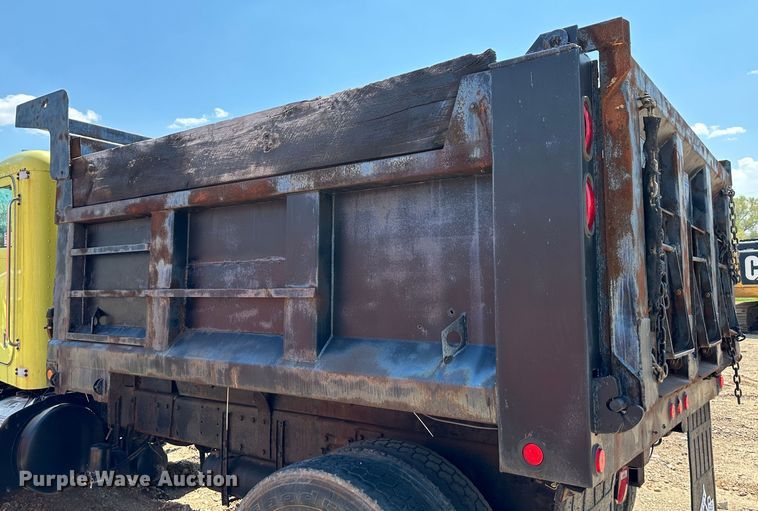 image for item DR5235 2003 Peterbilt 357  dump truck