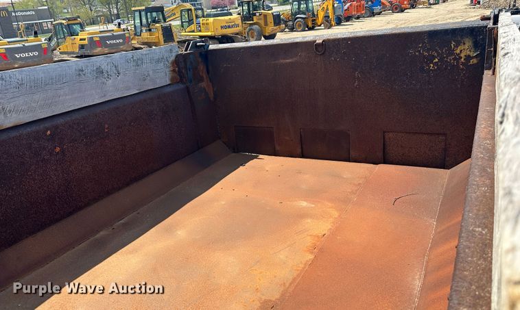 image for item DR5235 2003 Peterbilt 357  dump truck