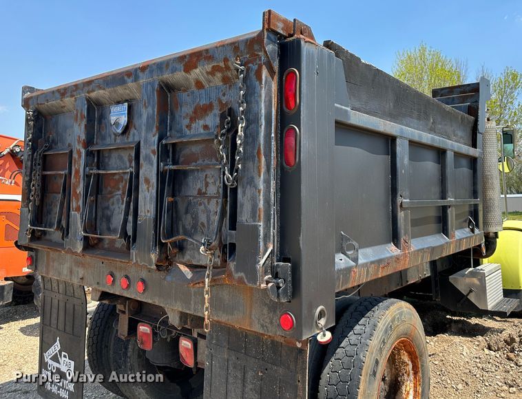 image for item DR5235 2003 Peterbilt 357  dump truck