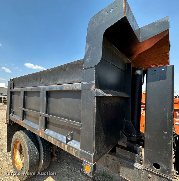 image for item DR5235 2003 Peterbilt 357  dump truck