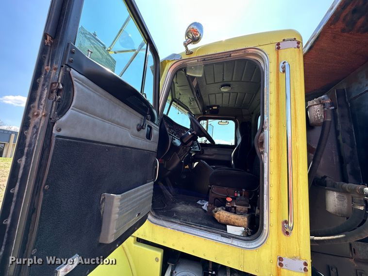 image for item DR5235 2003 Peterbilt 357  dump truck