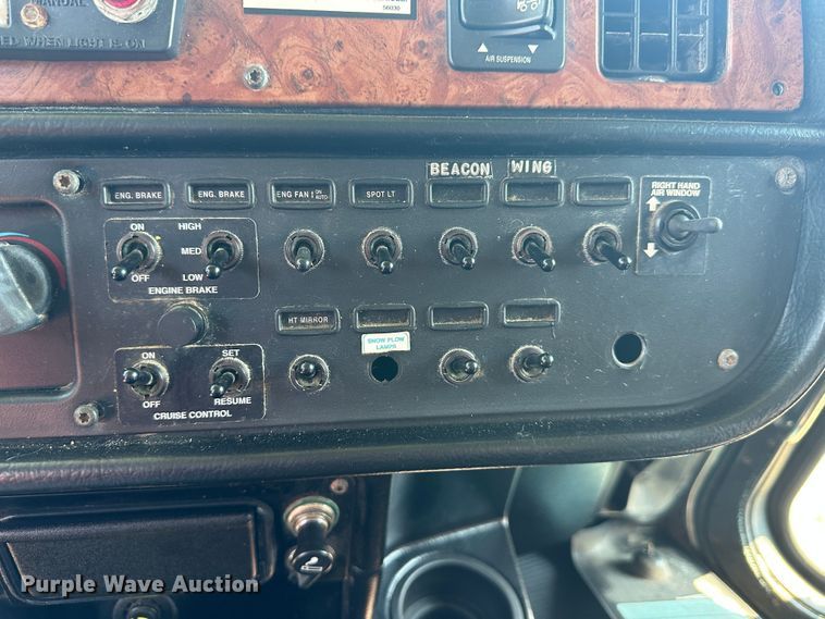 image for item DR5235 2003 Peterbilt 357  dump truck