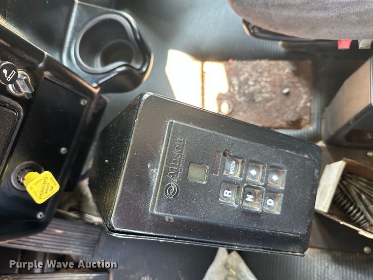 image for item DR5235 2003 Peterbilt 357  dump truck