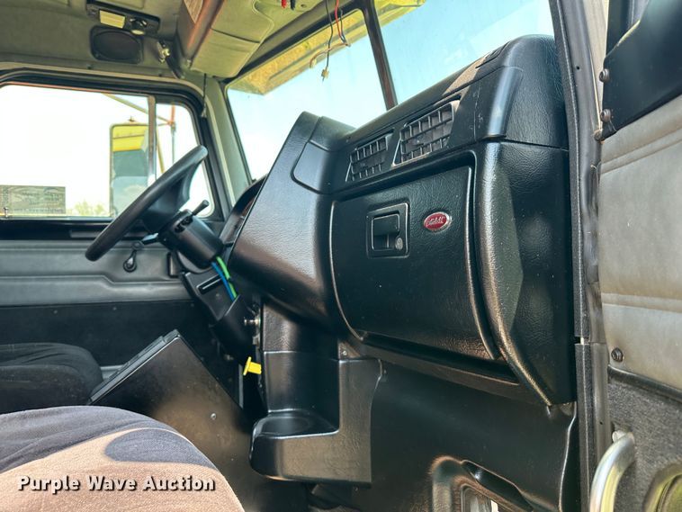 image for item DR5235 2003 Peterbilt 357  dump truck