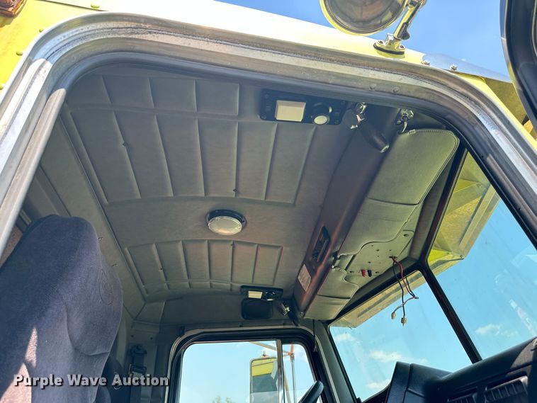 image for item DR5235 2003 Peterbilt 357  dump truck