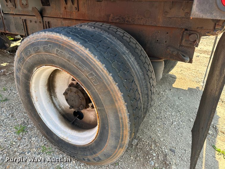 image for item DR5235 2003 Peterbilt 357  dump truck