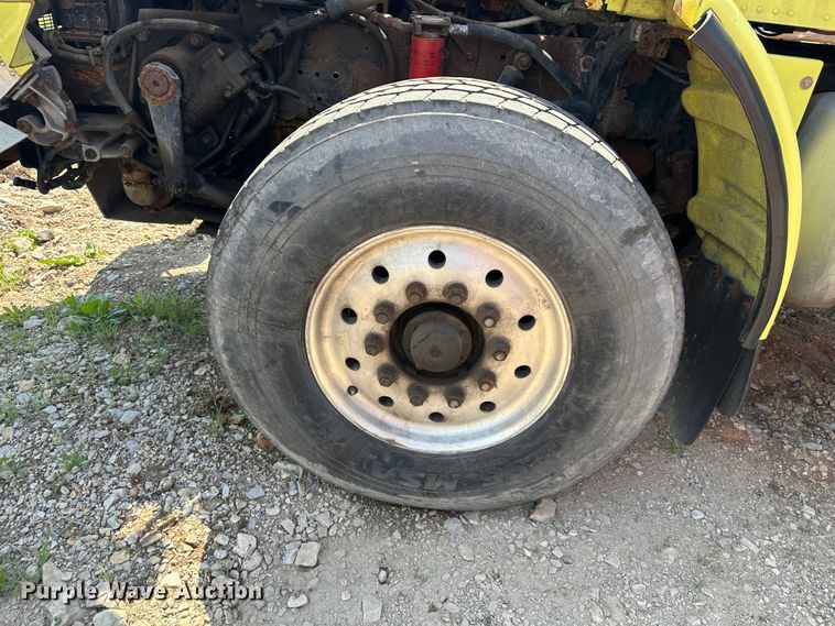 image for item DR5235 2003 Peterbilt 357  dump truck